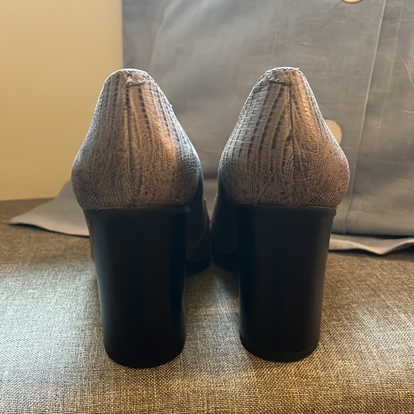 Aerosoles Heel Rest grey leather heels - Size 7 - Picture 4 of 7